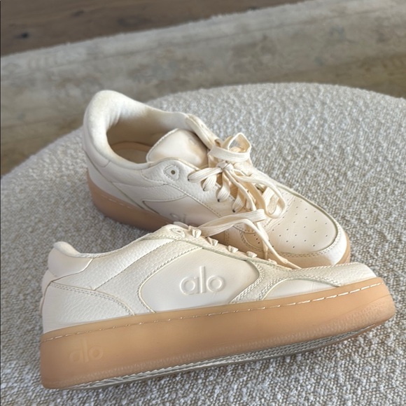 Alo Cream Sneakers - Picture 2 of 5
